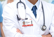 Buscan que personal de salud incorpore información identificatoria en su indumentaria