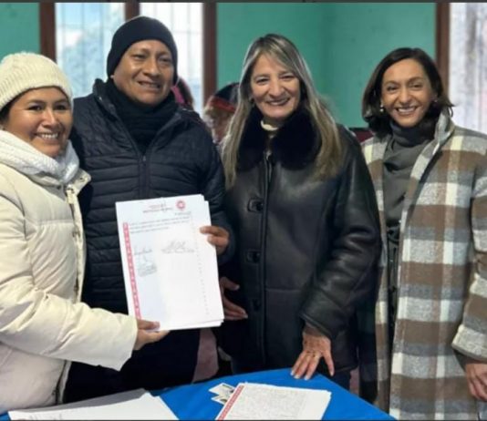 Entrega de escrituras de terrenos, nuevos propietarios en Cerrillos y Capital