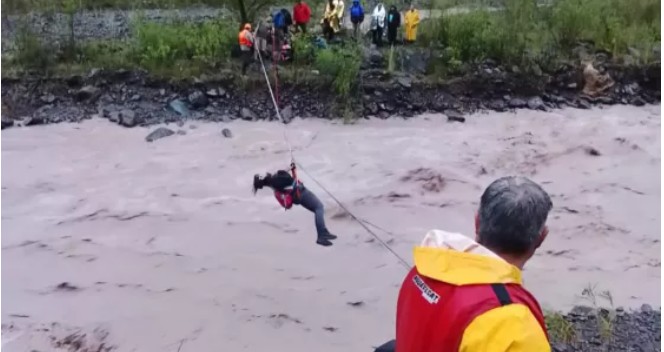 Más de 30 personas fueron rescatadas por crecida de ríos en La Caldera, Vaqueros y Campo Quijano