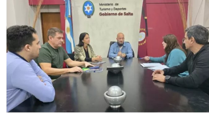 El Archivo Provincial de la Memoria acerca documentos históricos a estudiantes salteños